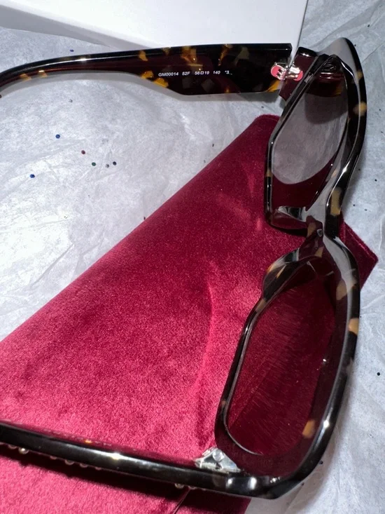 Marciano by GUESS Velvet Jewelry Box - Deep Berry sunglasses 🕶️ - Picture 6 of 16